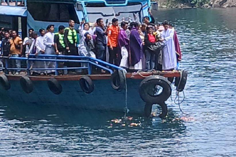 Haru! Tabur Bunga Tutup Pencarian Mahasiswa Calon Pastor Tenggelam di Air Terjun Situmurun