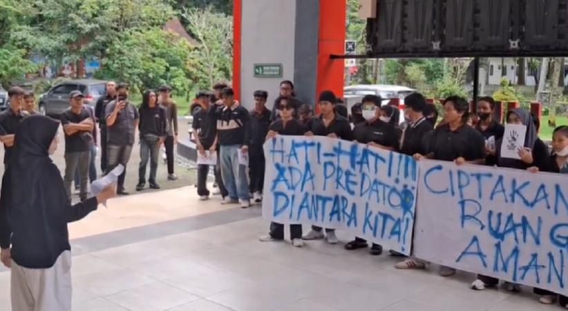 Kasus Dugaan Pelecehan di FH UNEJ, Mahasiswa Demo Tuntut Pelaku Ditangkap