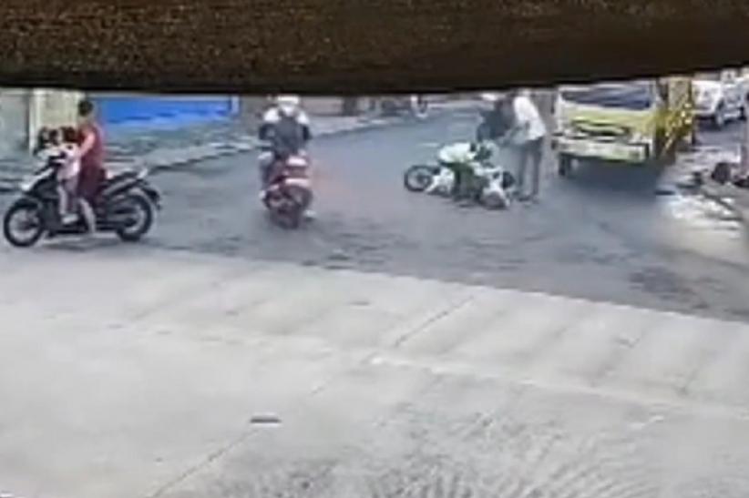 Viral Detik-Detik Jambret di Sidoarjo Tarik Tas Pemotor Hingga Jatuh Tersungkur