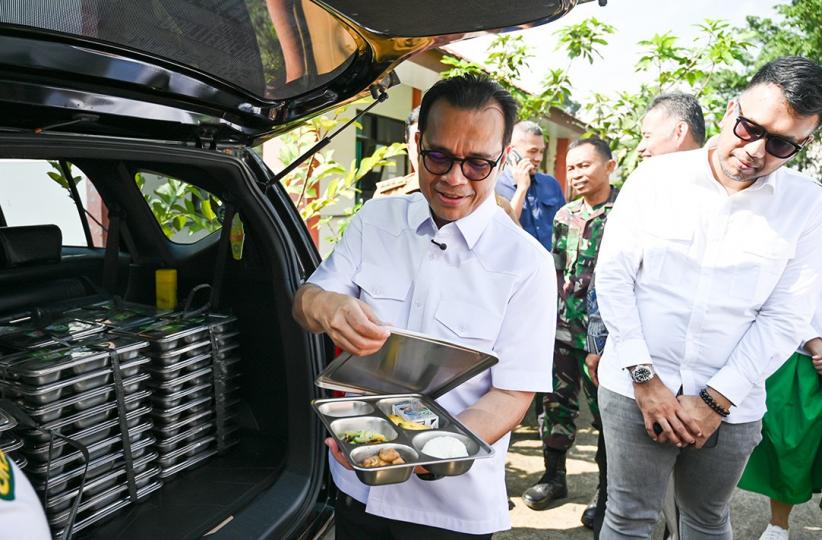 Wamen Nezar Patria Cek Command Center MBG dengan Teknologi AI - Bagian 4