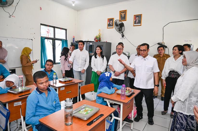 Wamen Nezar Patria Cek Command Center MBG dengan Teknologi AI - Bagian 3