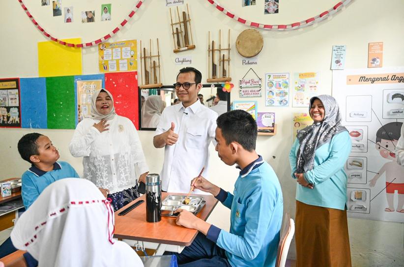 Wamen Nezar Patria Cek Command Center MBG dengan Teknologi AI - Bagian 1