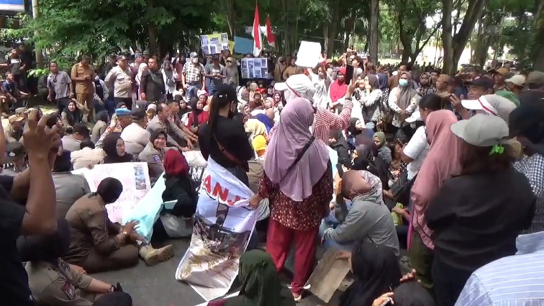 Bantuan Tak Merata, Korban Banjir Demo di Kantor Bupati Langkat