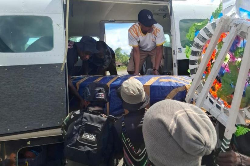 Haru! Momen TNI dan Warga Gotong Royong Evakuasi Jenazah di Nduga Papua