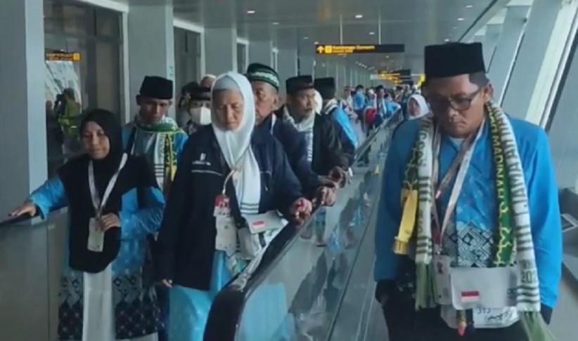 Momen Haru 760 Jemaah Calon Haji Embarkasi Surabaya Bertolak ke Tanah Suci
