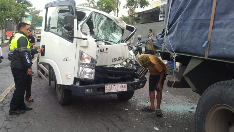 Sopir Ngantuk, 2 Truk Tabrakan di Bojonegoro