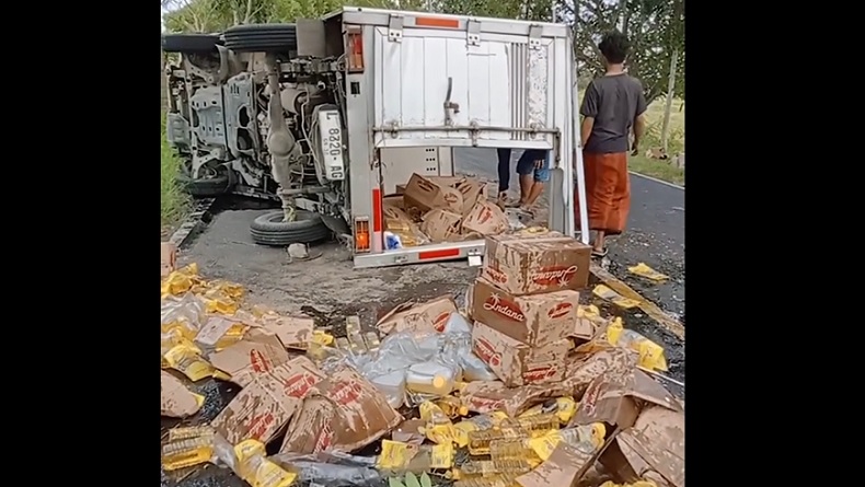 Kecelakaan di Bangkalan, Mobil Boks Muatan Minyak Goreng Tabrak Pohong hingga Terguling
