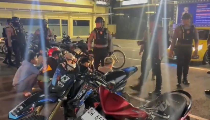 Ratusan Pemuda Balap Liar di Makassar Kocar-Kacir Digerebek Polisi, 7 Orang Ditangkap