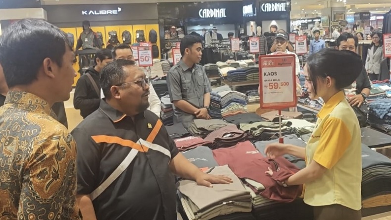 Cek Kabar Pembatasan Hijab bagi Karyawati, Anggota DPR Datangi Mal di Purwokerto