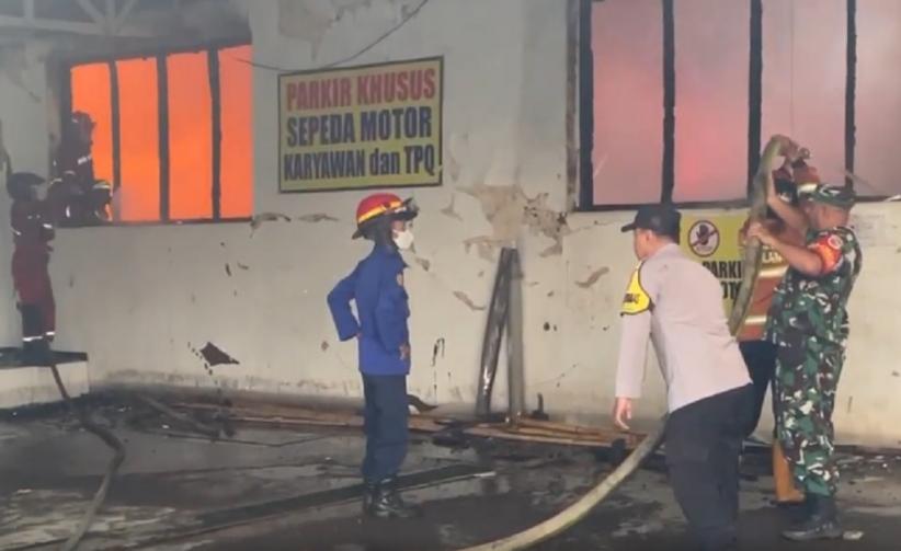 Gudang Bahan Baku Rokok di Malang Terbakar, Diduga Korsleting Listrik