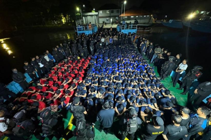 Penampakan Ratusan Napi Risiko Tinggi Dipindahkan ke Nusakambangan