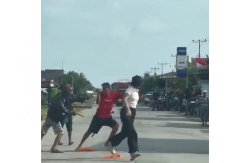 Viral 2 Warga di Sidrap Duel Pakai Sajam di Tengah Jalan, Dipicu Sengketa Tanah