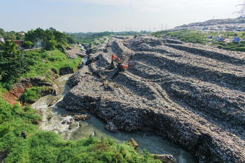 Penampakan dari Udara: Kali Pesanggrahan Tercemar Ribuan Ton Sampah TPA Cipayung - Bagian 3