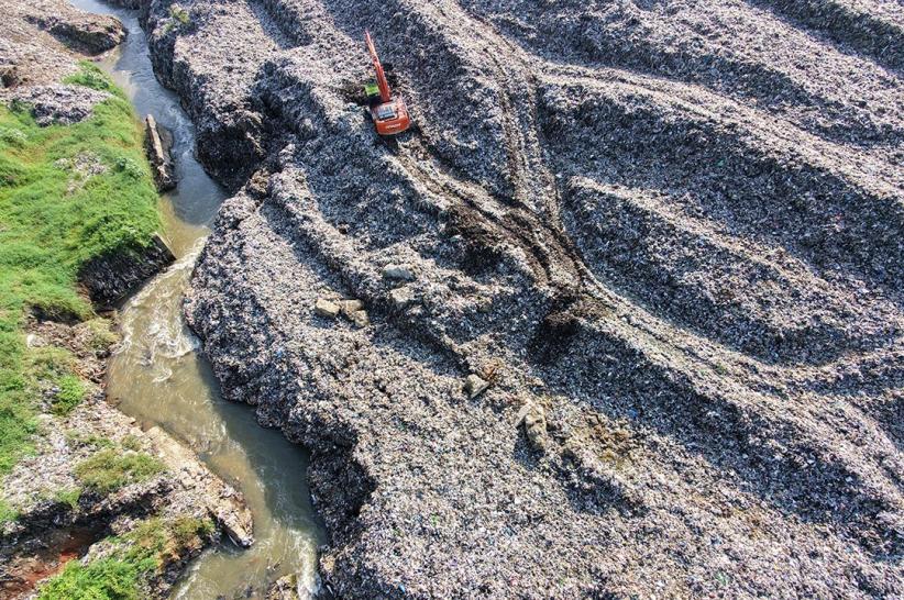 Penampakan dari Udara: Kali Pesanggrahan Tercemar Ribuan Ton Sampah TPA Cipayung - Bagian 2