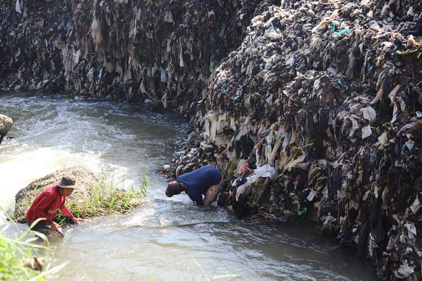Penampakan dari Udara: Kali Pesanggrahan Tercemar Ribuan Ton Sampah TPA Cipayung - Bagian 5