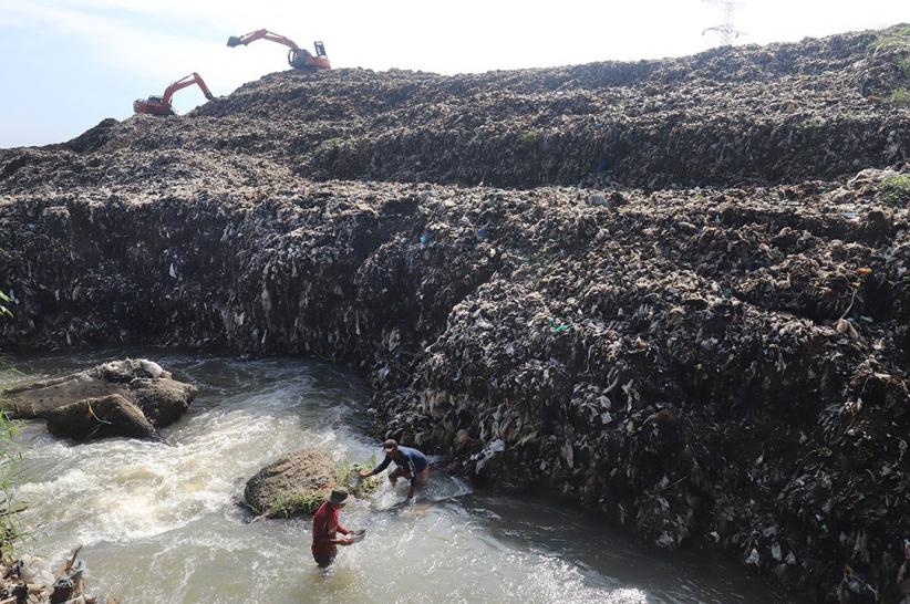 Penampakan dari Udara: Kali Pesanggrahan Tercemar Ribuan Ton Sampah TPA Cipayung - Bagian 4
