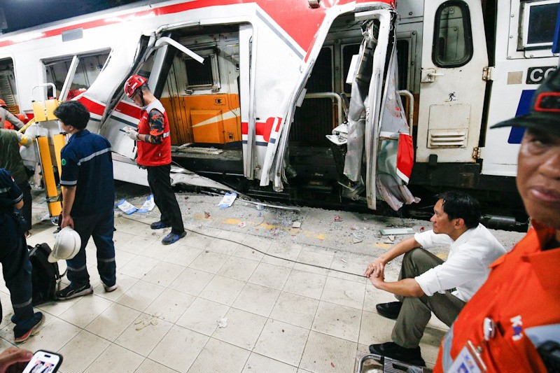 Momen Dirut KAI Duduk Termenung di Depan KRL Ringsek Dihantam Argo Bromo Anggrek    - Bagian 2