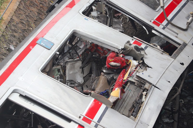 Proses Evakuasi Bangkai Kereta di Bekasi Timur - Bagian 4