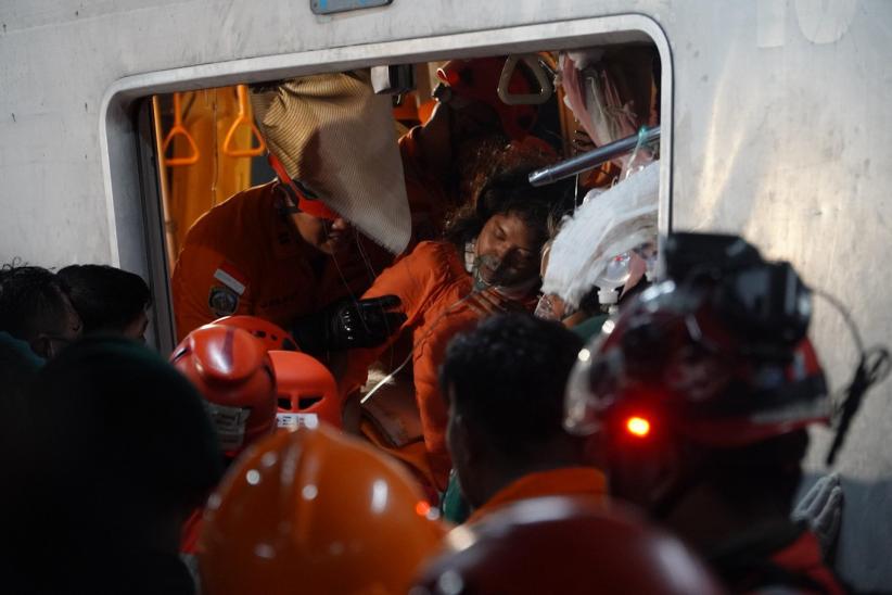 Evakuasi Korban Kecelakaan Kereta di Bekasi Timur Berlanjut hingga Selasa Dini Hari - Bagian 2