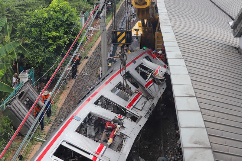 Proses Evakuasi Bangkai Kereta di Bekasi Timur - Bagian 3