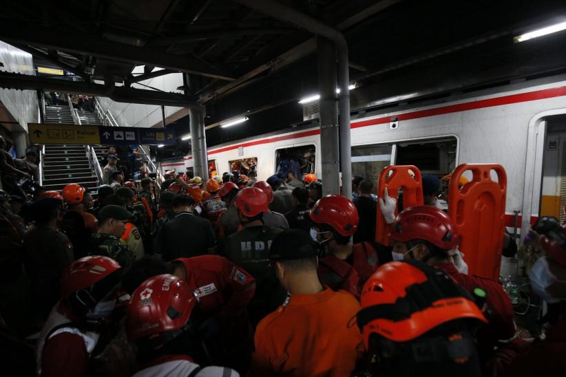 Evakuasi Korban Kecelakaan Kereta di Bekasi Timur Berlanjut hingga Selasa Dini Hari - Bagian 4