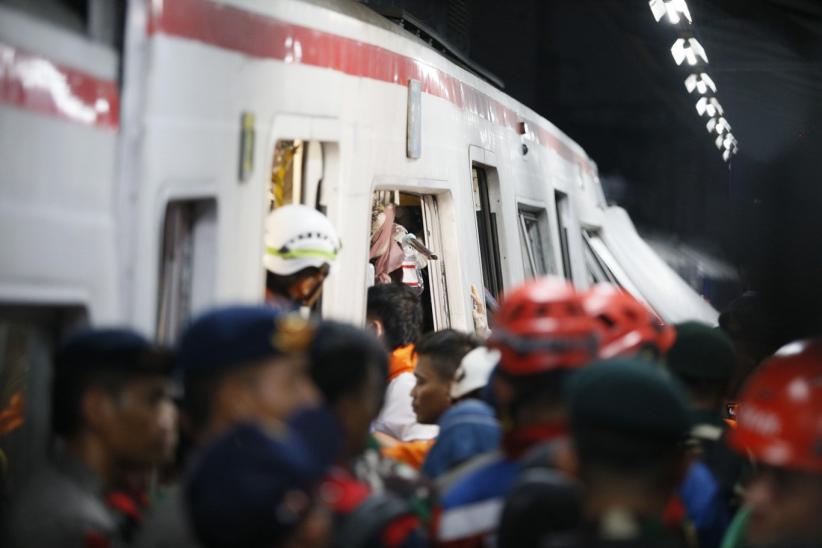 Evakuasi Korban Kecelakaan Kereta di Bekasi Timur Berlanjut hingga Selasa Dini Hari - Bagian 6