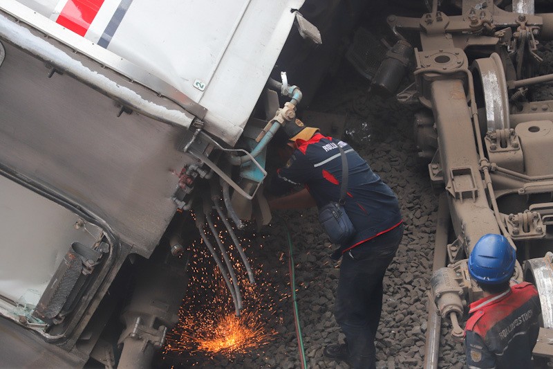 Proses Evakuasi Bangkai Kereta di Bekasi Timur - Bagian 2