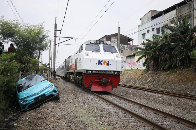 Penampakan Taksi Hijau Ringsek di Pinggiran Stasiun Bekasi Timur - Bagian 3