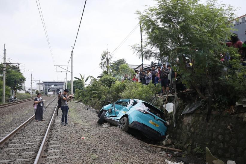 Penampakan Taksi Hijau Ringsek di Pinggiran Stasiun Bekasi Timur - Bagian 4