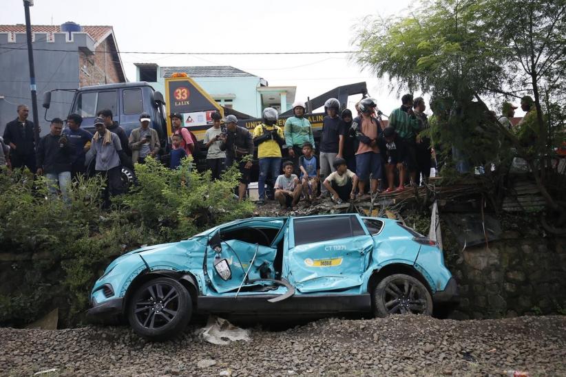 Penampakan Taksi Hijau Ringsek di Pinggiran Stasiun Bekasi Timur - Bagian 1