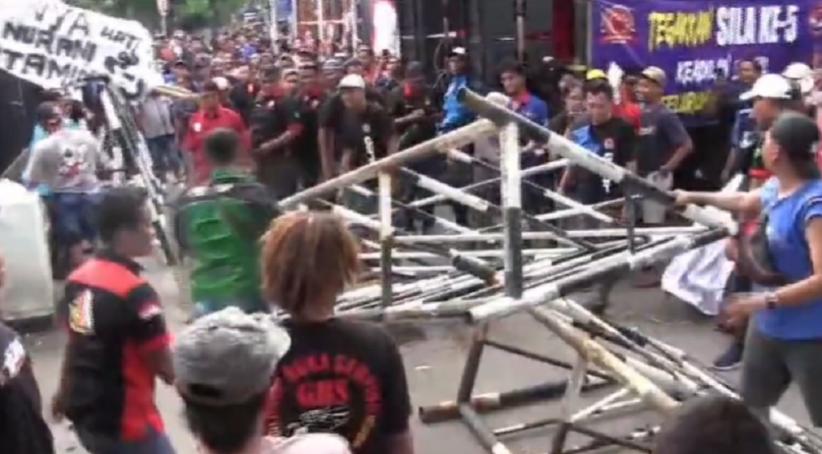 Demo Sopir Truk Tolak Pembatasan Solar di Surabaya Ricuh, Jebol Pagar dan Lumpuhkan Jalan