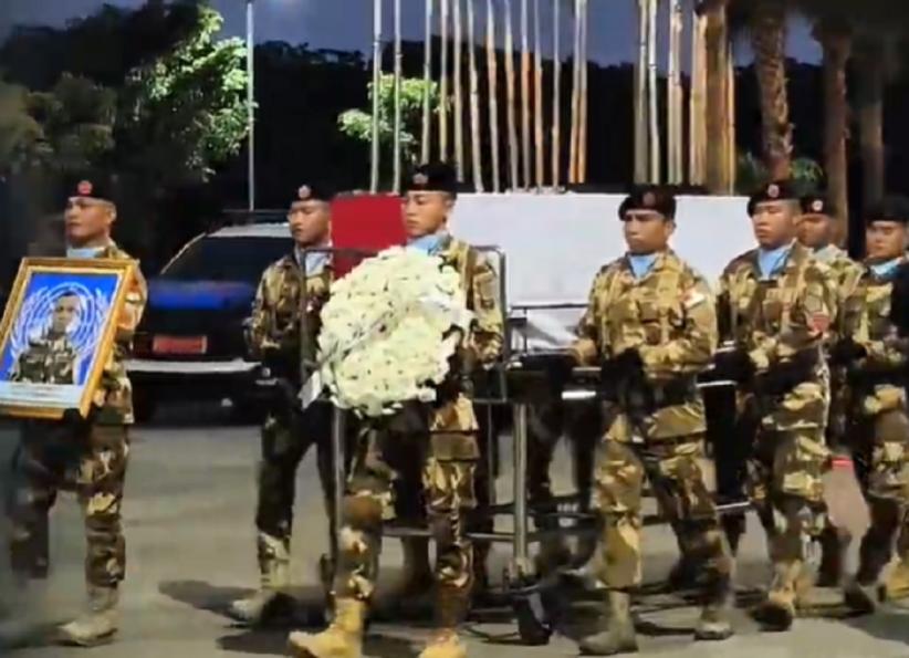 Pemakaman Praka Rico Pramudia, Prajurit TNI yang Gugur di Lebanon Diwarnai Isak Tangis