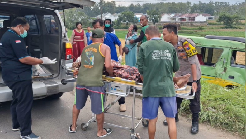 Elf Bawa Rombongan Takziah Kecelakaan di Tuban, 1 Orang Tewas 12 Luka-Luka