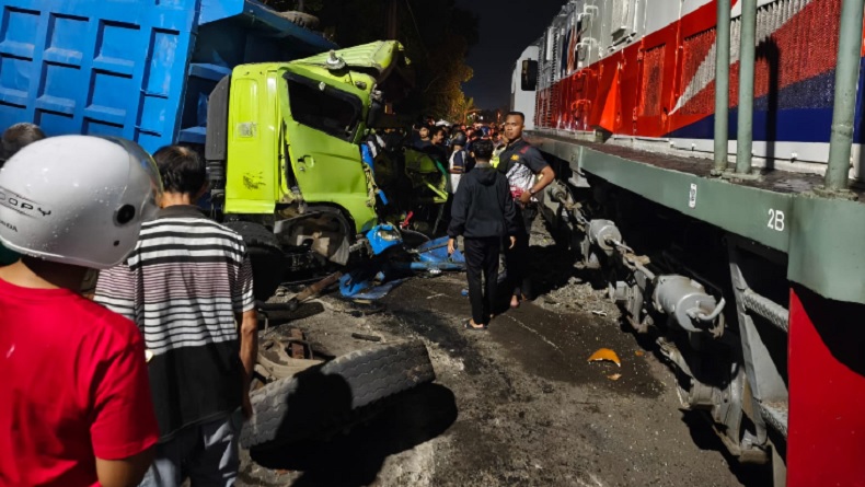 Nekat Melintas Saat Sirene Berbunyi hingga Mogok, Truk Ringsek Ditabrak Kereta di Blitar