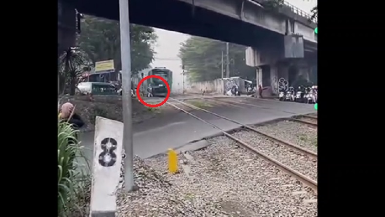 Emak-Emak dan Pemotor di Bandung Nyaris Tertabrak Kereta di Pelintasan Cimindi Terekam Kamera