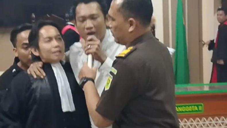 Sidang Kasus Pembunuhan Sekeluarga di Indramayu, Terdakwa Teriak Sebut Bukan Pelaku Utama 