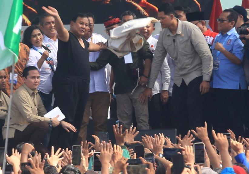 Momen Presiden Prabowo Lempar Baju yang Dipakai untuk Buruh - Bagian 1