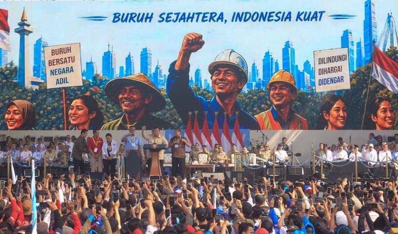 Momen Presiden Prabowo Lempar Baju yang Dipakai untuk Buruh - Bagian 3