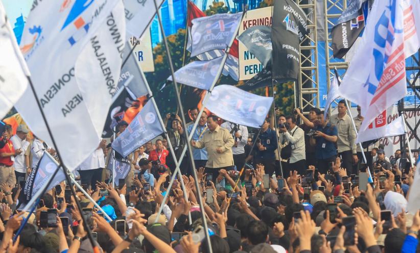 Momen Presiden Prabowo Lempar Baju yang Dipakai untuk Buruh - Bagian 4