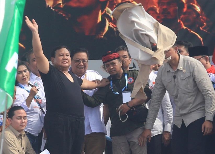 Momen Presiden Prabowo Lempar Baju yang Dipakai untuk Buruh - Bagian 2