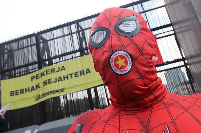 Spiderman Ikut Aksi Hari Buruh di Depan DPR - Bagian 2