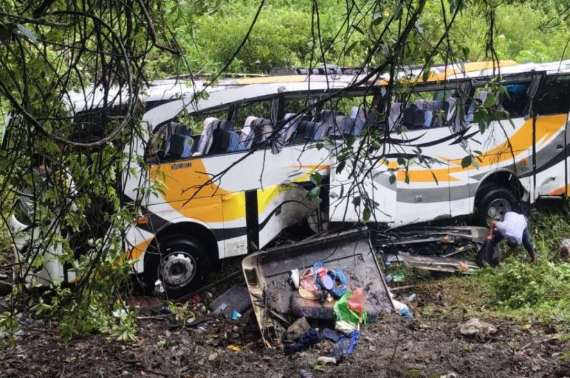 Kecelakaan Bus Pariwisata Terjun ke Jurang 15 Meter di Toba, 50 Orang Luka-Luka