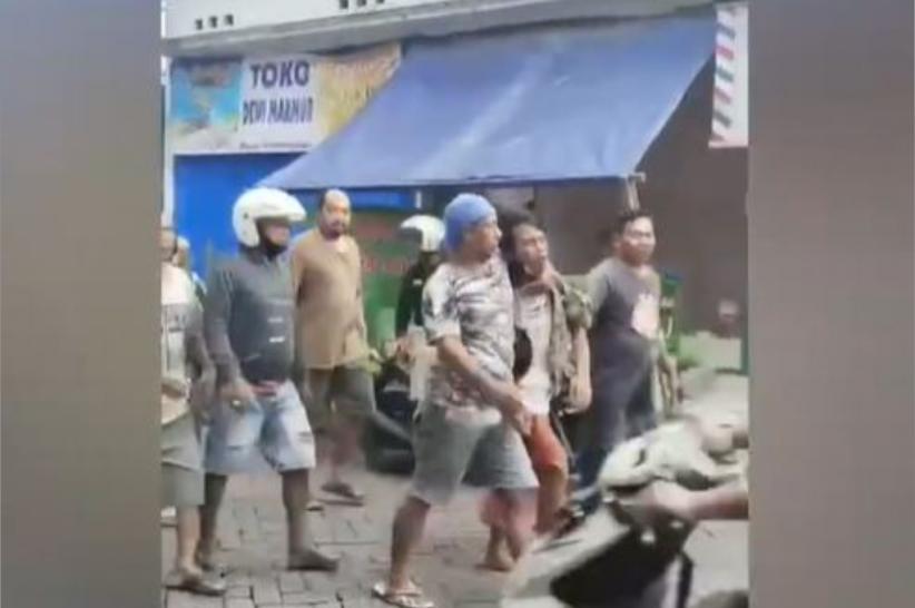 Kabur ke Gang Buntu, Maling Motor Bersarung Babak Belur Dihajar Warga Surabaya