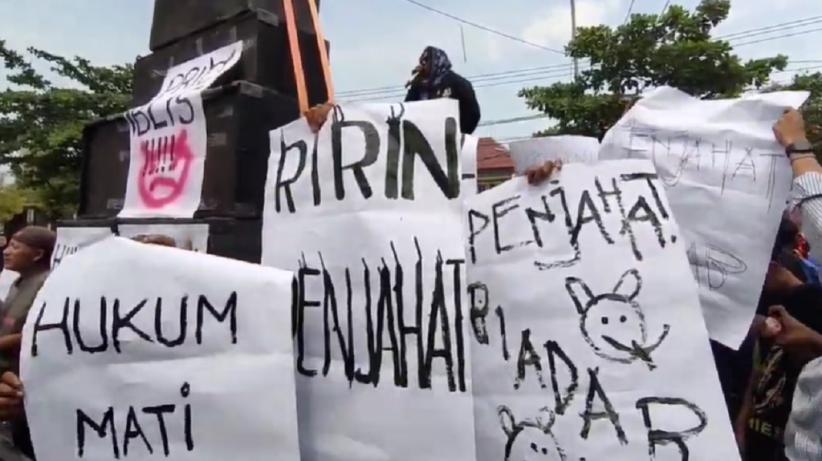 Demo di PN Indramayu, Massa Tuntut Hukuman Mati Pembunuh Sadis Satu Keluarga