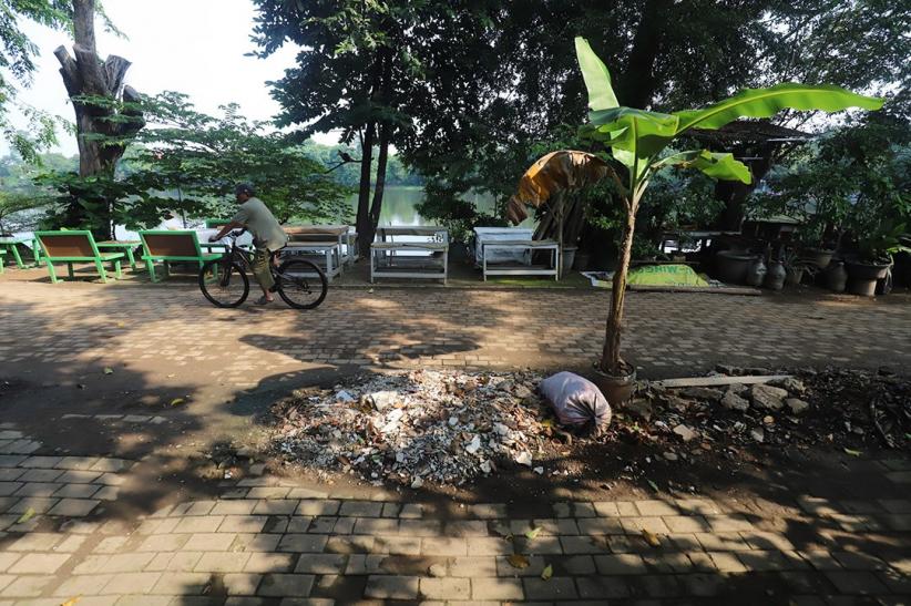 Rusak, Jalanan Setu Babakan Ditanam Pohon Pisang - Bagian 4