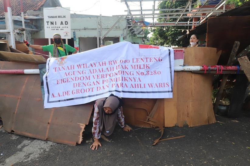 Tolak Pengosongan Lahan, Warga Lenteng Agung Tutup Jalan Masuk Perumahan - Bagian 1