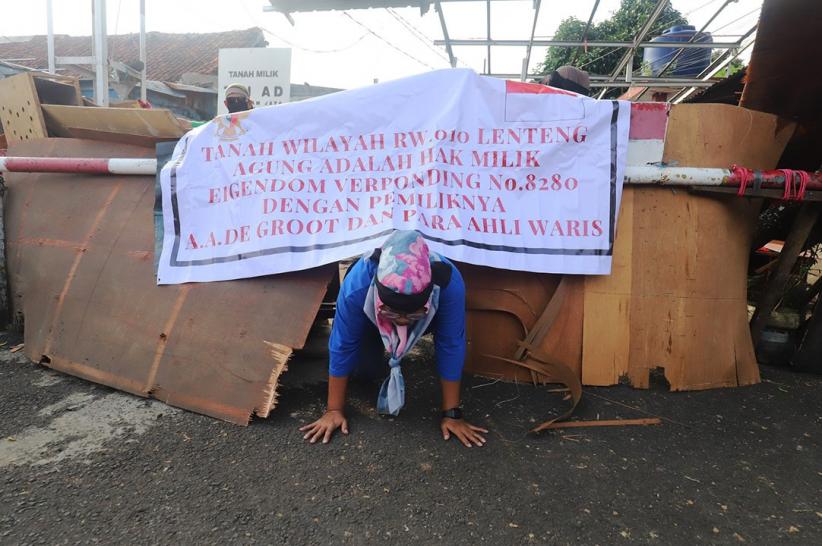 Tolak Pengosongan Lahan, Warga Lenteng Agung Tutup Jalan Masuk Perumahan - Bagian 2