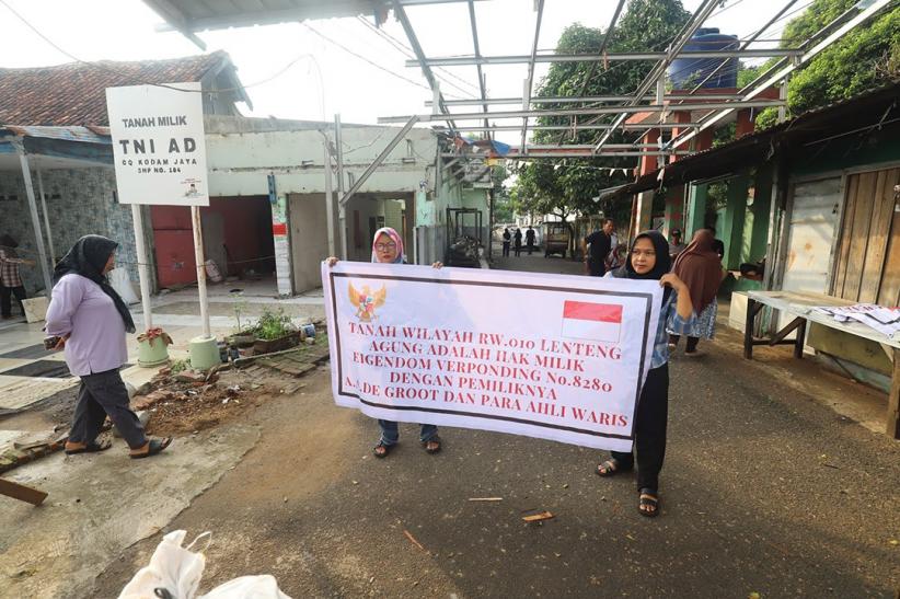 Tolak Pengosongan Lahan, Warga Lenteng Agung Tutup Jalan Masuk Perumahan - Bagian 6