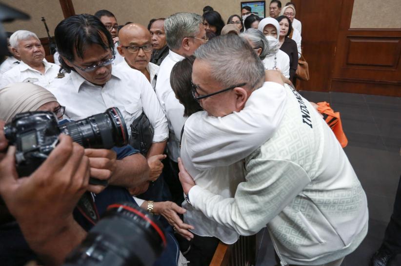 Gaya Hari Karyuliarto saat Vonis 4,5 Tahun Penjara, Jaket Timnas Jadi Sorotan - Bagian 4
