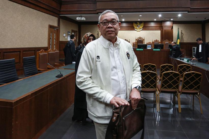 Gaya Hari Karyuliarto saat Vonis 4,5 Tahun Penjara, Jaket Timnas Jadi Sorotan - Bagian 2